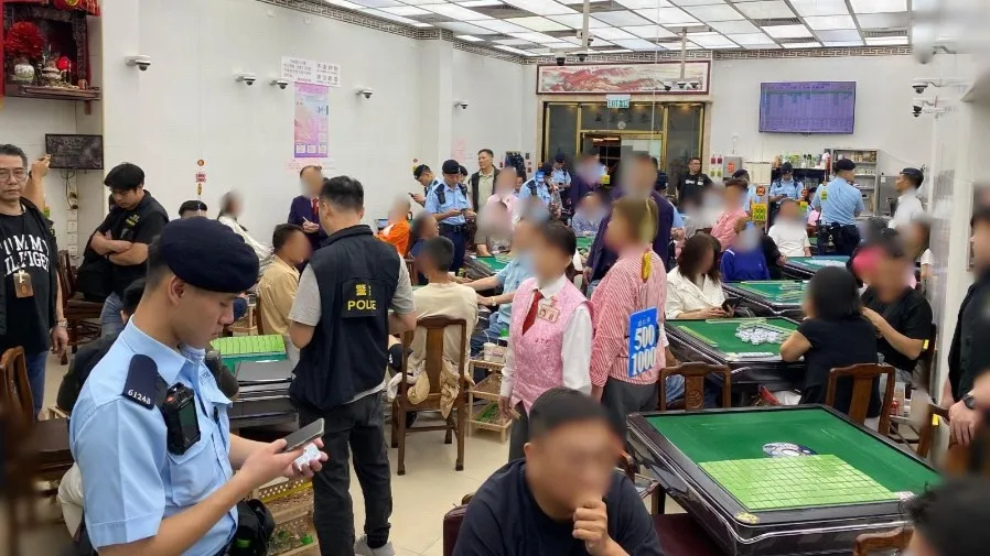 香港警方「犁庭掃穴」行動｜600 警力突擊麻雀館酒吧，打擊三合會非法收益的封面圖片