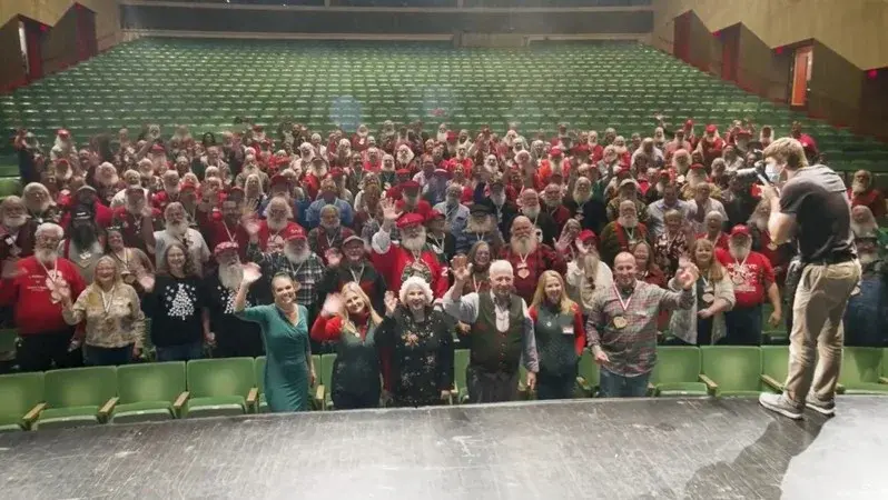 美國Charles W. Howard Santa Claus School獲金氏認證為世上最老聖誕老人學校，每年培育300位畢業生，以愛與奉獻傳遞聖誕魔法，延續86年溫暖傳統。（來源：Guinness World Records@Youtube）