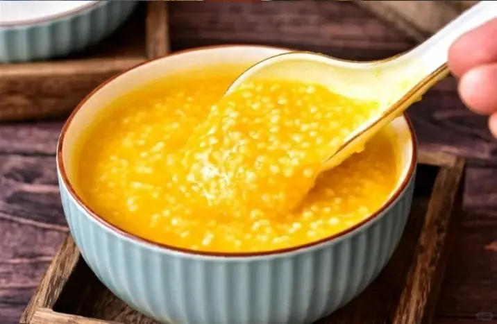 熬小米粥別只加水，先將小米用冷水輕淘1遍，浸泡30分鐘，再按合適比例加水煮沸，最後熄火燜半小時，就能熬出米油厚實、香稠好喝的粥，文中附詳細技巧及小米粥的益處與忌口。（示意圖來源：小紅書網友）