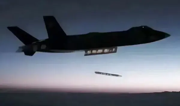 殲-20曾發射一枚被稱為「小飛棍」的空空導彈，疑似為霹靂-16。（圖／翻攝自中國軍工）