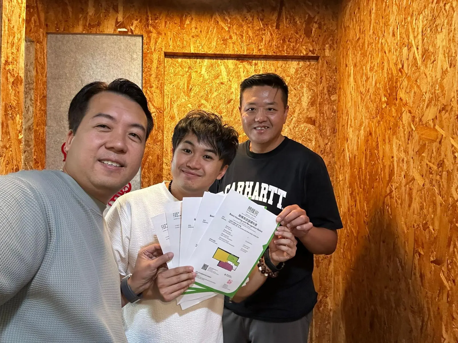 簡樸房經營者協會 協會代表：  左：⁠何志鵬（副主席）、中：⁠陳顯熹（主席）、右：⁠關智恒（司庫）