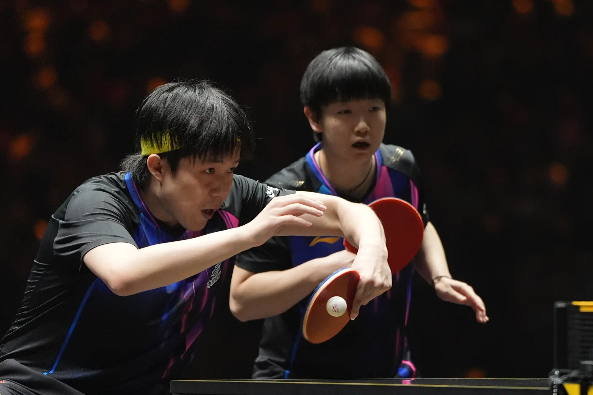 在混雙決賽中，王楚欽與孫穎莎以 3-0 擊敗黃友政 / 陳熠組合，三局比分為 11-8、11-9、11-9，這也是兩人合作拿下的第五個 WTT 大滿貫混雙冠軍。(圖：新華社)