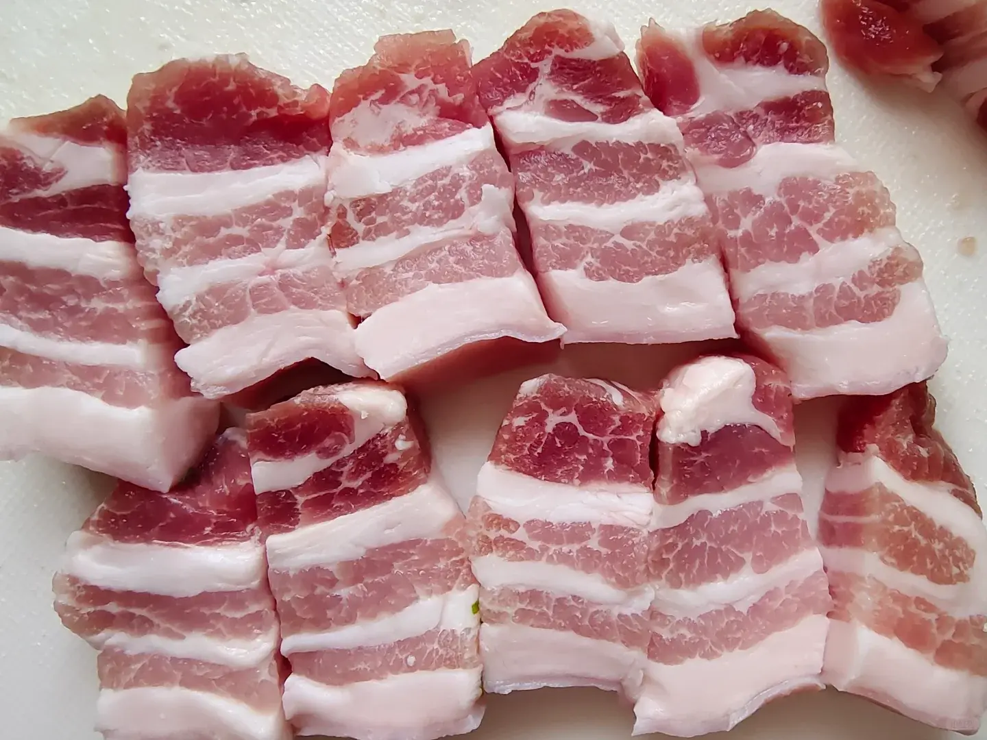 選肉一定要挑帶皮五花肉，肥瘦層次分明才是王道！（示意圖來源：小紅書網友）