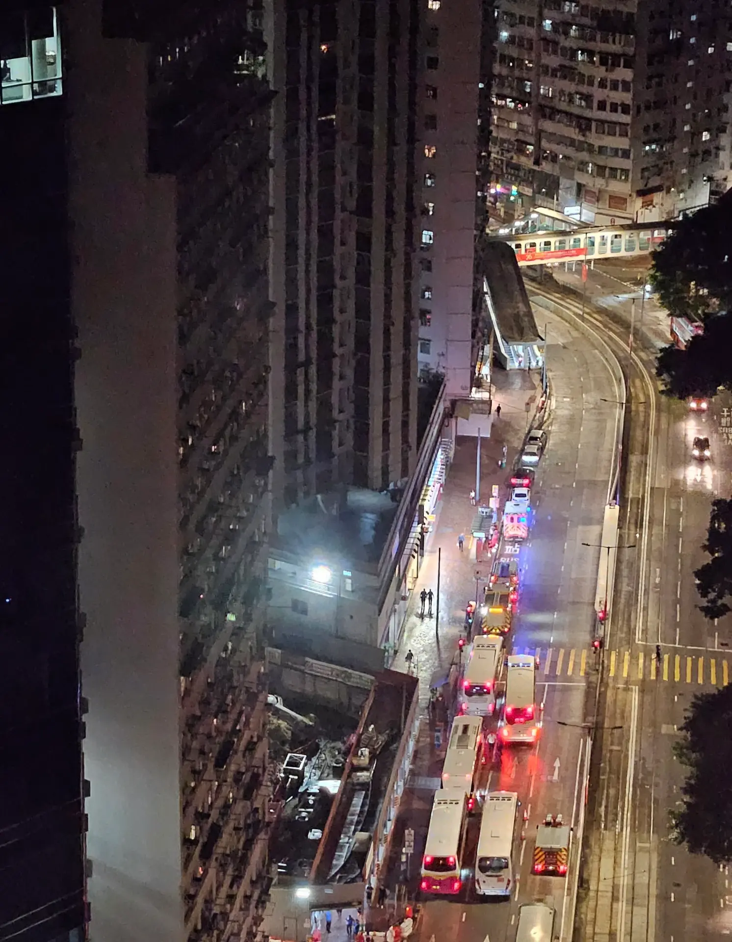 不少居民在得知情況後，積極配合警方的疏散安排。有的住戶選擇租住酒店，有的則投靠親友。(網絡截圖)