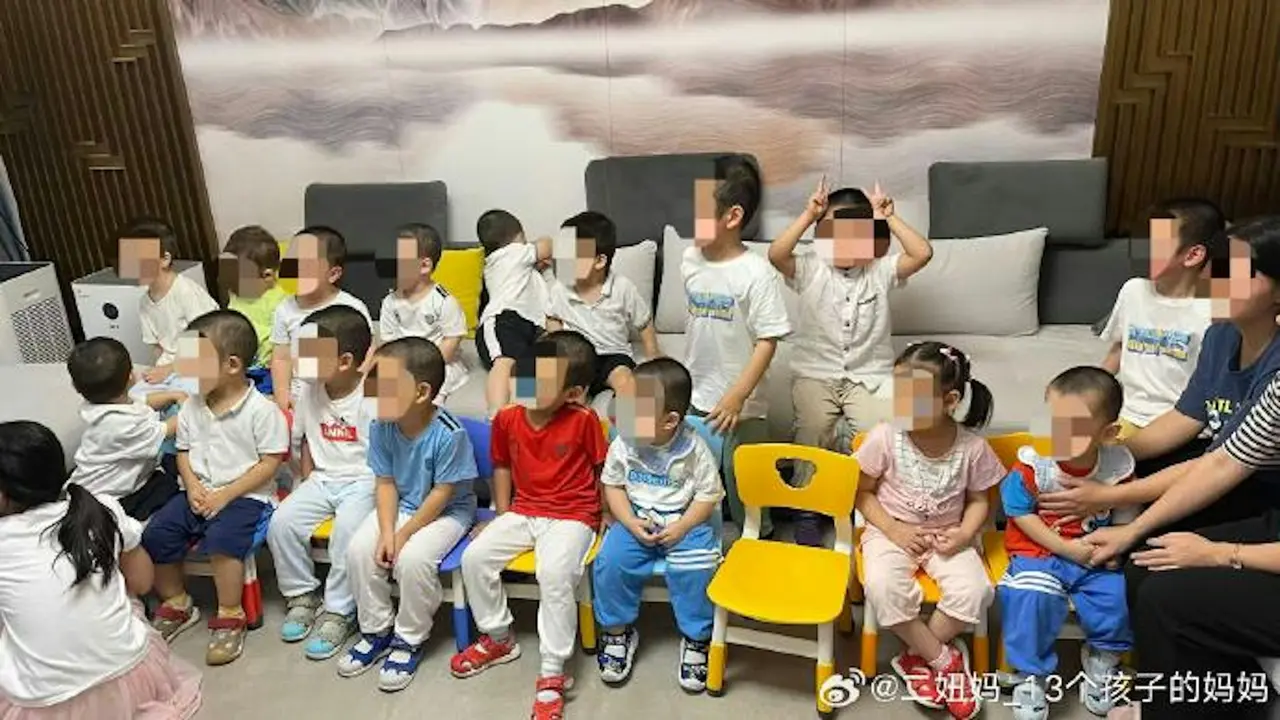 前女友湯敬（Tang Jing）11月15日發文爆料，指徐波透過美國代孕實際擁有「至少300名孩子」，其中11名由她撫養多年，「這個數字可能還被低估，但絕對沒有誇大」。（來源：二妞媽_13個孩子的媽媽@weibo）