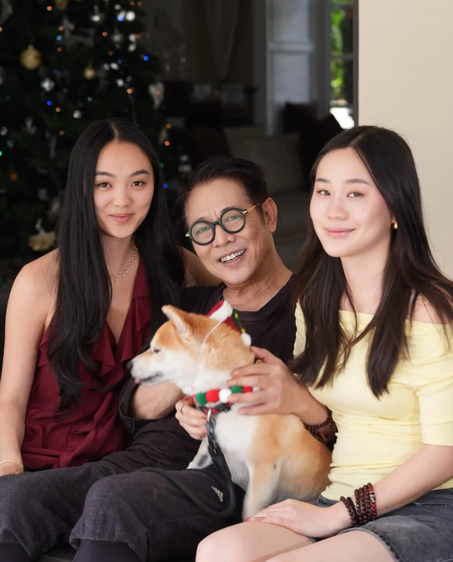 採訪中，李連杰分享的家庭生死觀更是引發熱議。對於常年被造謠去世的經歷，他表示家人早已習慣，且彼此從不避諱談論生死話題。他回憶道：「四五年前我去尼泊爾時，和我的小女兒坐在房間里，她拿著電腦對著我說，『你再重說一遍，最新的遺囑』。我們就是這麽公開談的，這在我們家里都很正常。」(圖：李连杰 Jet Li@FB)