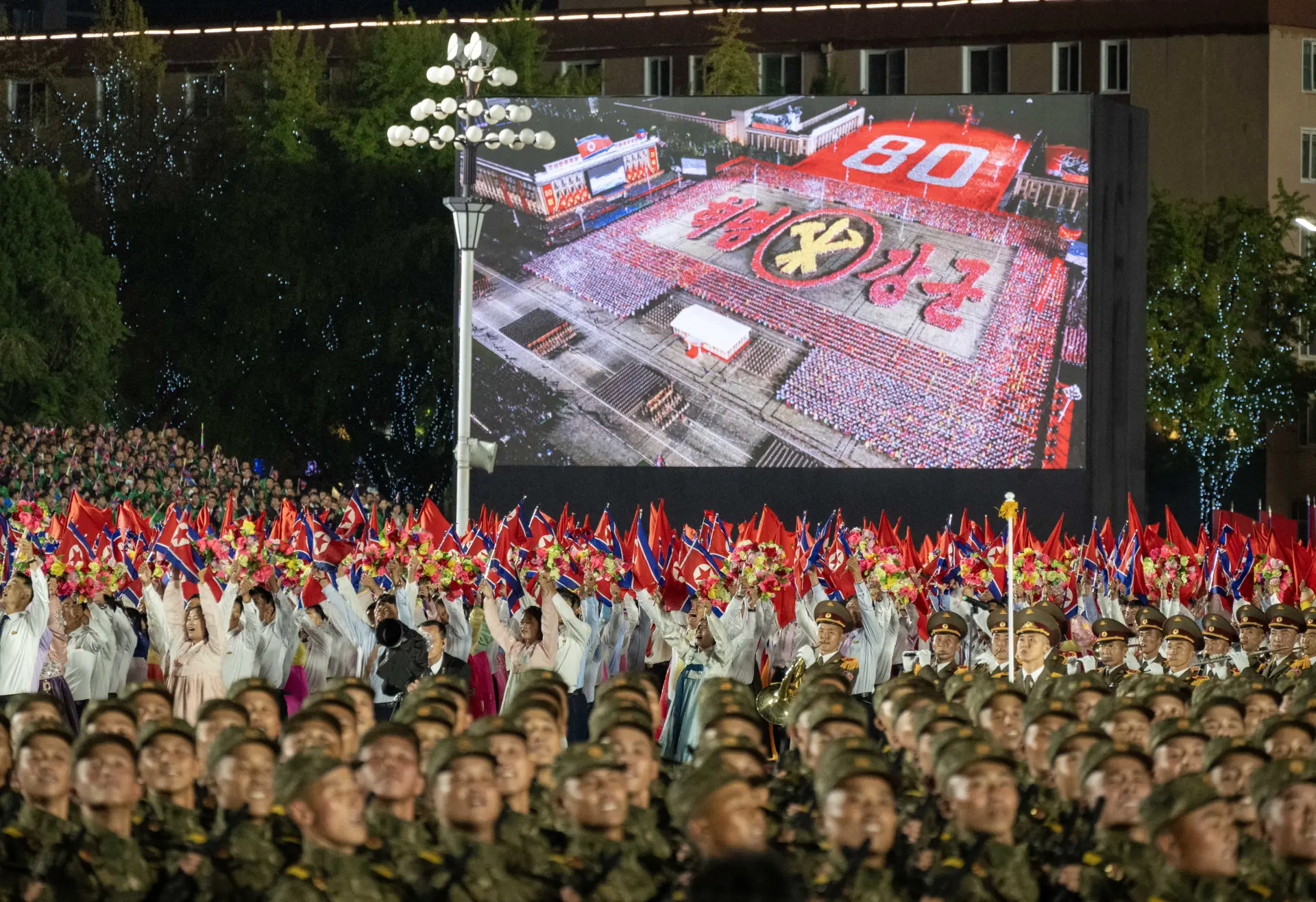 閱兵式上，朝鮮武裝力量各軍種和兵種組成的徒步方隊及尖端裝備方隊陸續受閱。(圖：新華社)