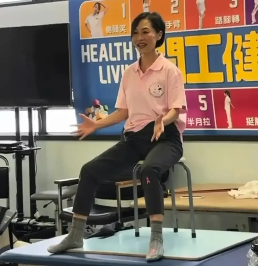 彭羚已考獲禪柔運動的專業導師牌,有傳林海峰斥資百萬元支持她圓健身教練夢。她早前在IG分享小班教學影片,當網民留言詢問報名方式時,彭羚未有回應。 (圖:casslamb@IG)