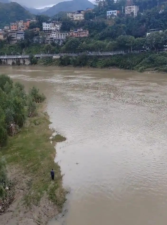 事件發生後，旬陽市應急、公安、消防、海事等多部門迅速趕赴現場開展搜救，距離事發已超 24 小時，失蹤者獲救希望逐漸渺茫。​(圖： 網絡翻攝)