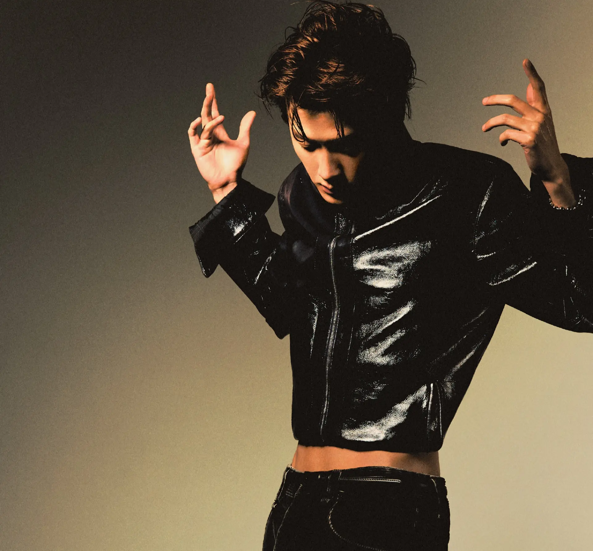 此次爆料對檀健次的影響尤為嚴重。近年來，檀健次憑藉《長相思》《獵罪圖鑑》等作品人氣暴漲，事業步入上升期，近期不僅發布了新單曲《PROOF》的MV，更即將與盧昱曉合作拍攝S+級古裝新劇《何不同舟渡》，原定1月3日進行定妝。(圖：MIC檀健次JC-T@微博)