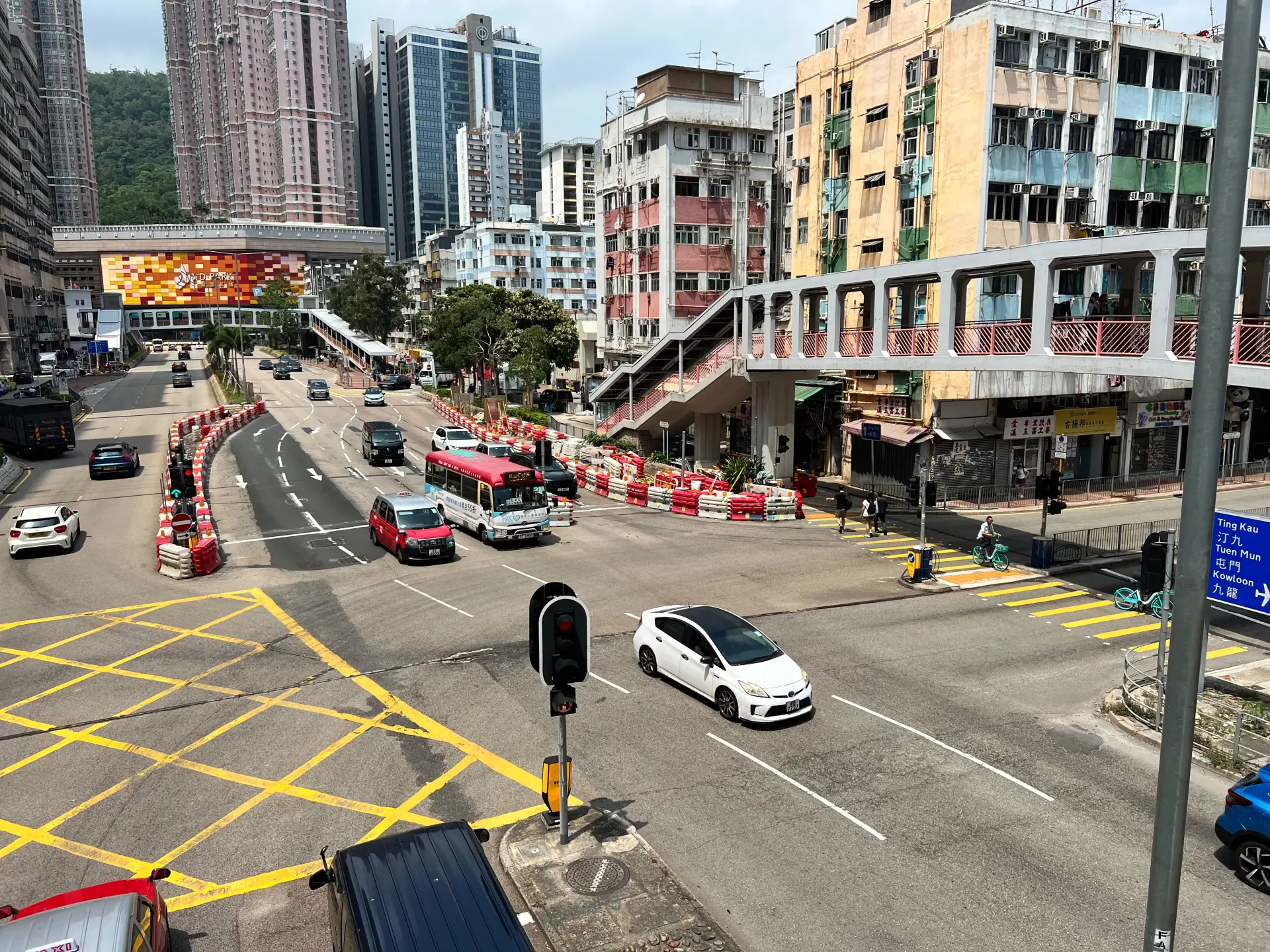 然而，市民心中的疑問並不在於「是否可以接受多花兩年」，而在於「為何一項技術門檻相對明確的升降機加建工程，會在原訂工期的基礎上，再延長超過兩年？」(圖：陳杰)