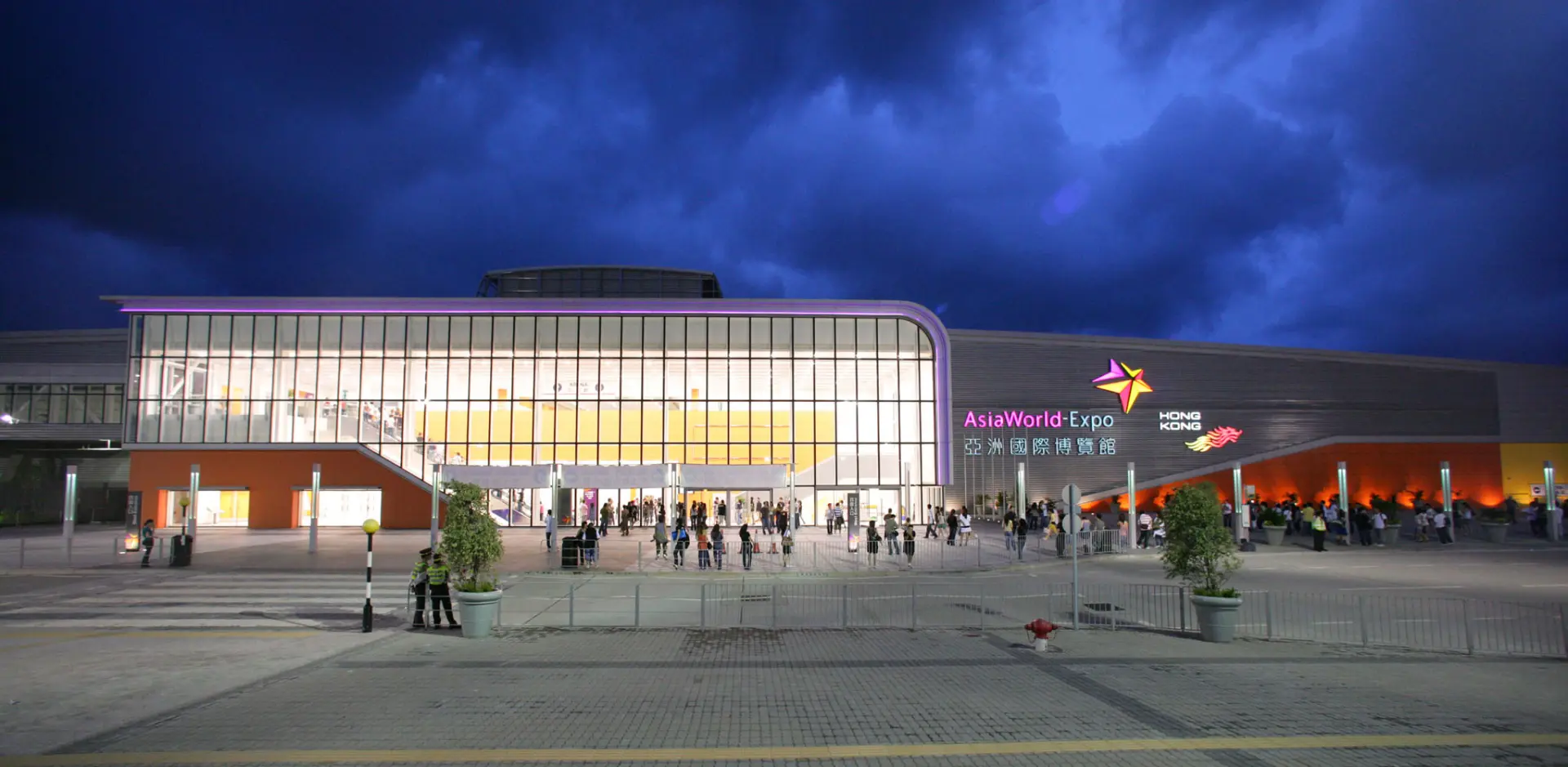 亞洲國際博覽館毗鄰香港國際機場及港珠澳大橋，交通網絡發達，粉絲可根據居住地選擇合適路線。港鐵方面，從博覽館站出發，往返青衣站及其他港鐵站票價為 HK$47，往返九龍站及香港站則分別為HK$72 及 HK$80，若去返程起訖站不同，車費將按兩程平均價計算。(圖： 網絡翻攝)