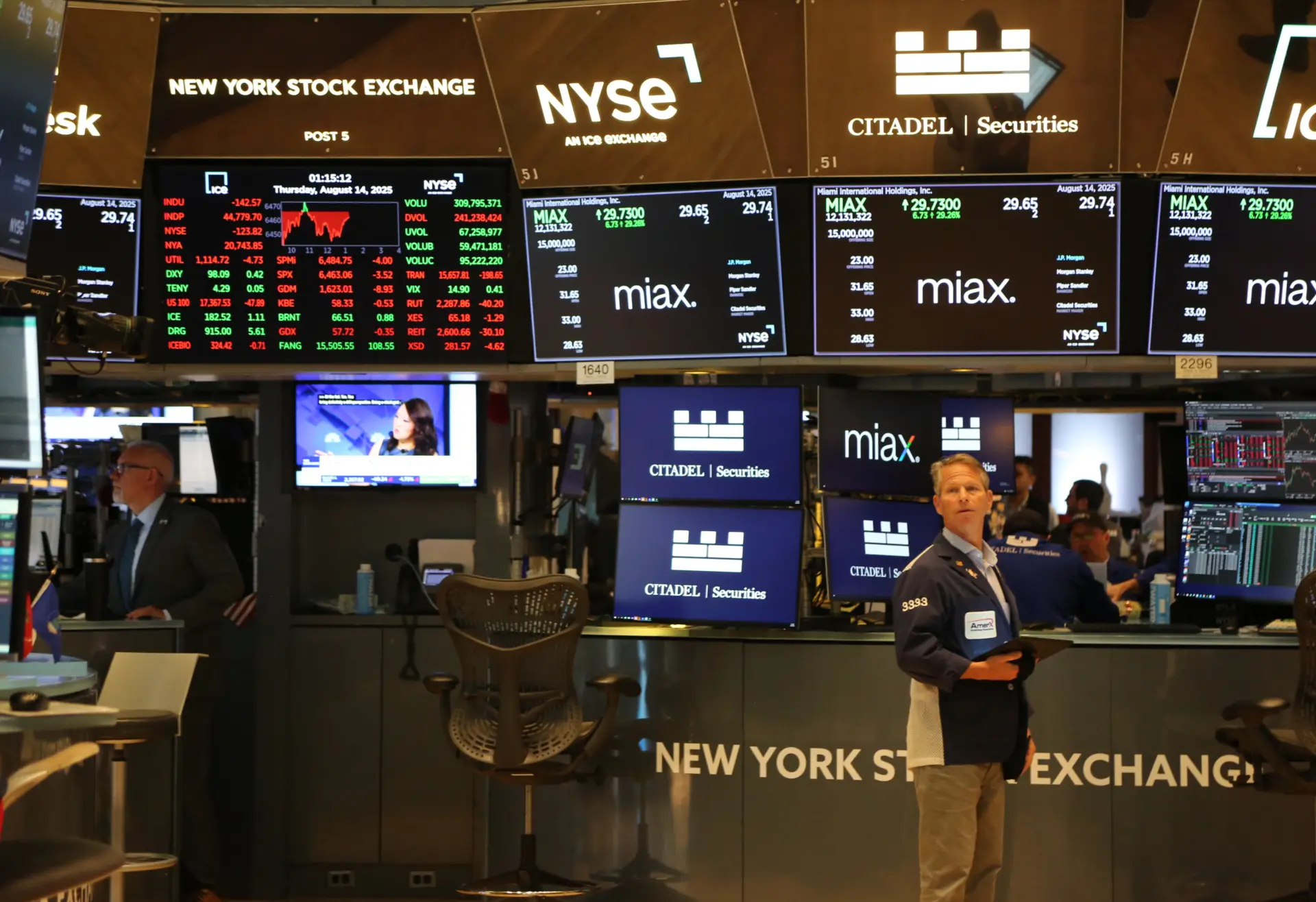 大型科技股在人工智能領域投入數以十億計美元，市場對其未來前景的樂觀預期推高估值，使得美股總市值增長速度遠超實體經濟增速。(圖：新華社)