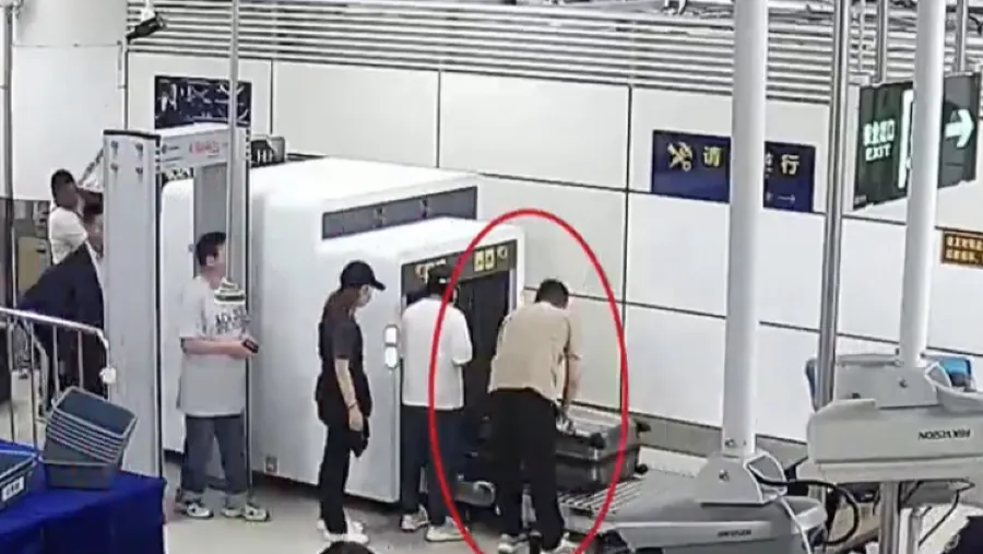 行李中有兩支槍！一男子深圳灣口岸被查，現場視頻曝光的封面圖片