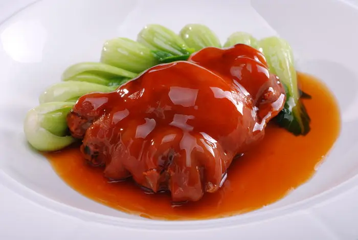 熊掌在中國飲食文化中向來有「八珍」之稱，相傳殷商時期就有帝王食用的記載，清代滿漢全席中的「白扒熊掌」更是名菜，需經過煮、燉、蒸等多道工序，去除膻味後才能呈現酥爛滑潤的口感。（示意圖來源：images）