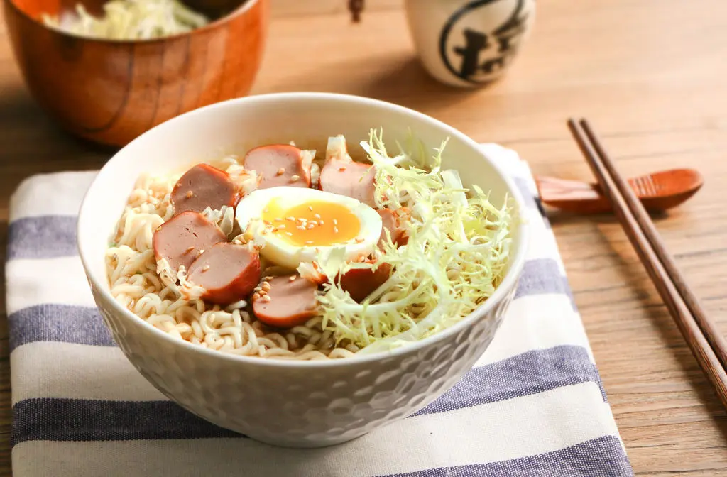 日本知名主廚Papuchan在《Yahoo JAPAN》撰文警告，泡麵湯千萬不能隨意倒進排水管道。（示意圖來源：images）