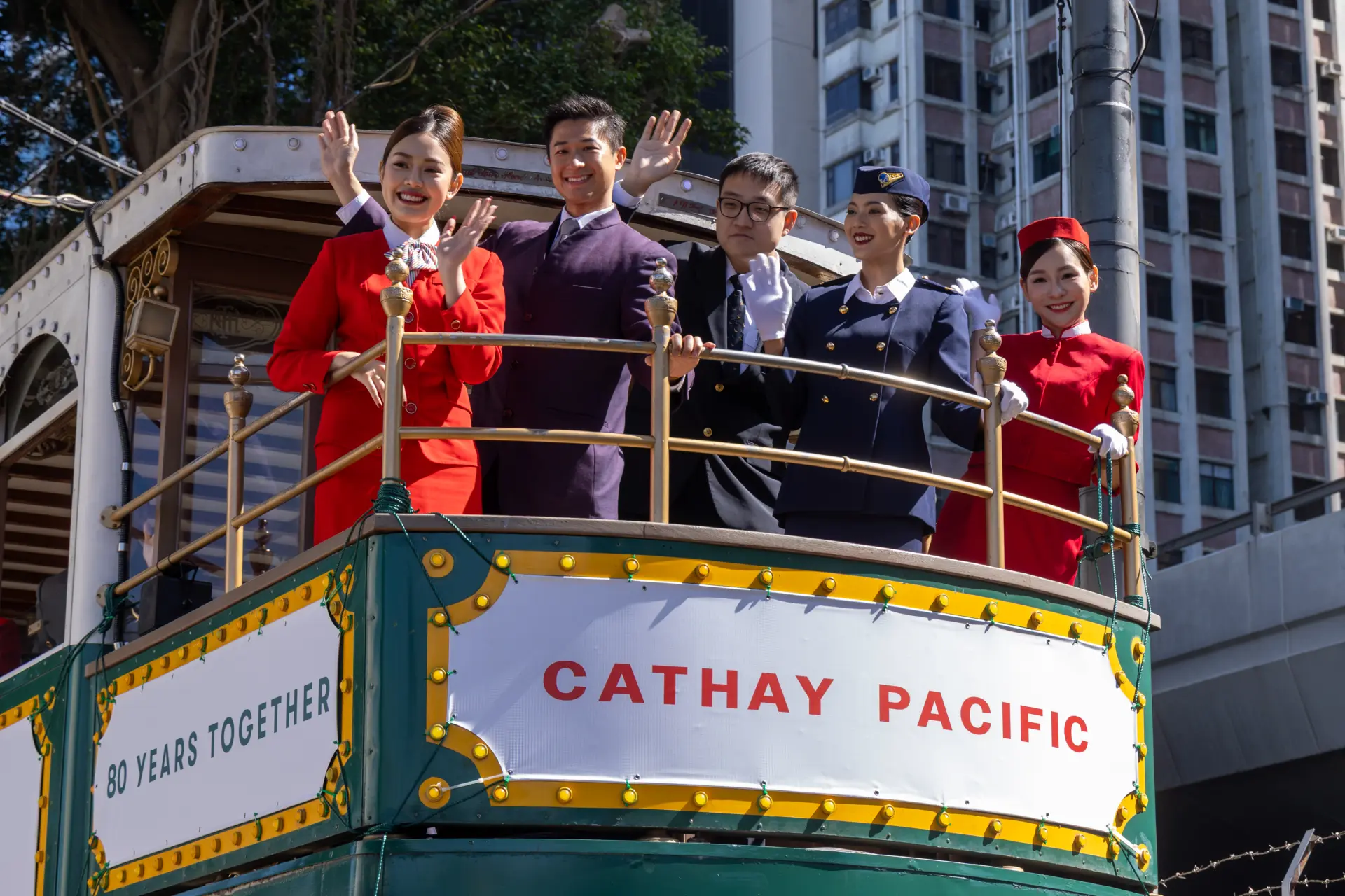 國泰官方表示，在整個2026年，將有約1，000至2，000名機艙服務員及地勤員工在執勤時輪流穿著這些懷舊制服，讓旅客在日常服務中也能感受到國泰的歷史傳承。(圖：藍莓日報) 