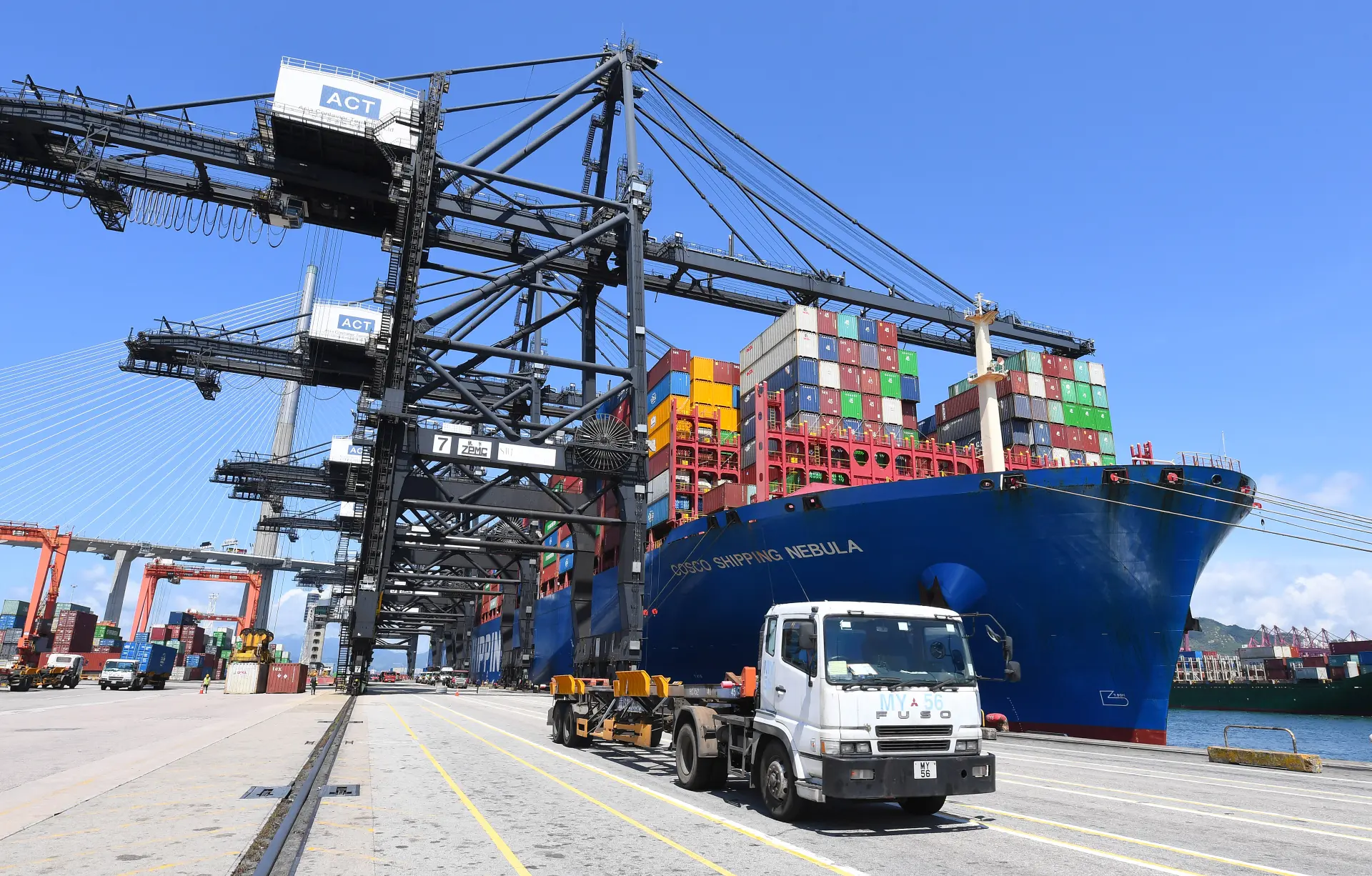 根據政府統計，2025年全年商品出口貨值創下歷史新高，同比顯著增長15.4%。  尤為可喜的是，對內地及東盟等新興市場的出口增長強勁，同時電動機械、通訊設備等高技術產品出口大幅攀升，這既反映了全球供應鏈的新需求，也展現了香港貿易結構的優化升級。(圖：新華社)