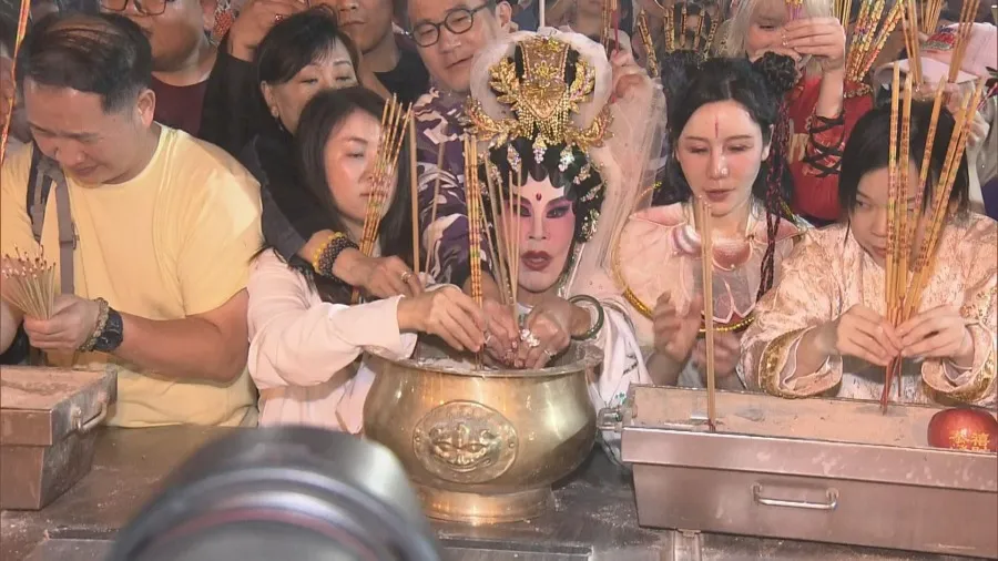 2026馬年黃大仙祠頭炷香｜黃夏蕙扮觀音祈福 善信通宵排隊迎新年的封面圖片