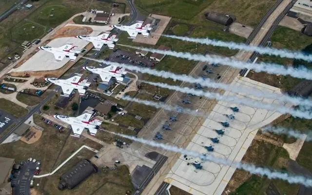 萊肯希思皇家空軍基地（RAF Lakenheath）上空，美國空軍戰機在跑道上編隊飛行，留下一道道白色煙霧。（圖取自英國皇家空軍RAF官網）