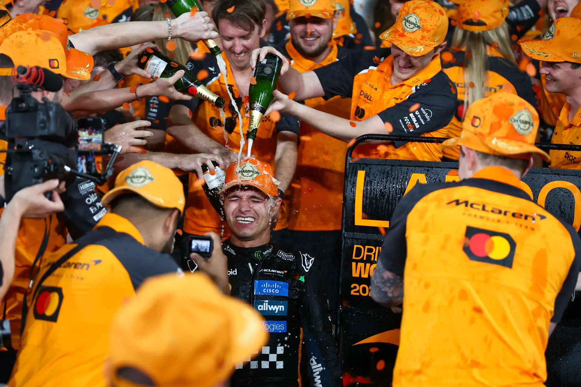 這位新科冠軍的背後，不僅有賽場上的堅持，還有顯赫的家世與多元的身份。出生於英國布里斯托爾的Norris可謂含著金鎖匙出世，父親是英國最大退休金零售商之一的創辦人，位列英國前600大富豪。(圖：新華社)