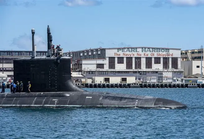 美軍明年將對珍珠港基地展開現代化升級，為朱瓦特級驅逐艦、維吉尼亞級攻擊潛艦提供充足後勤支援能量。圖為核動力潛艦「密蘇里號」（SSN 780）先前駛抵珍珠港。（取自DVIDS網站）