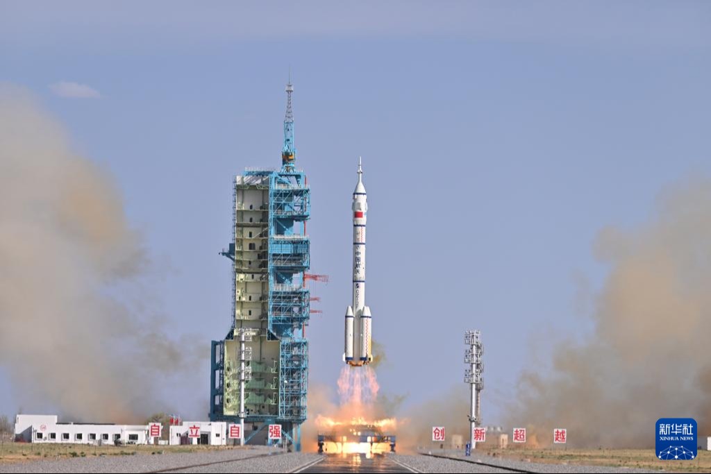 4月24日，搭載神舟二十號載人飛船的長征二號F遙二十運載火箭在酒泉衛星發射中心發射升空。(新華社)