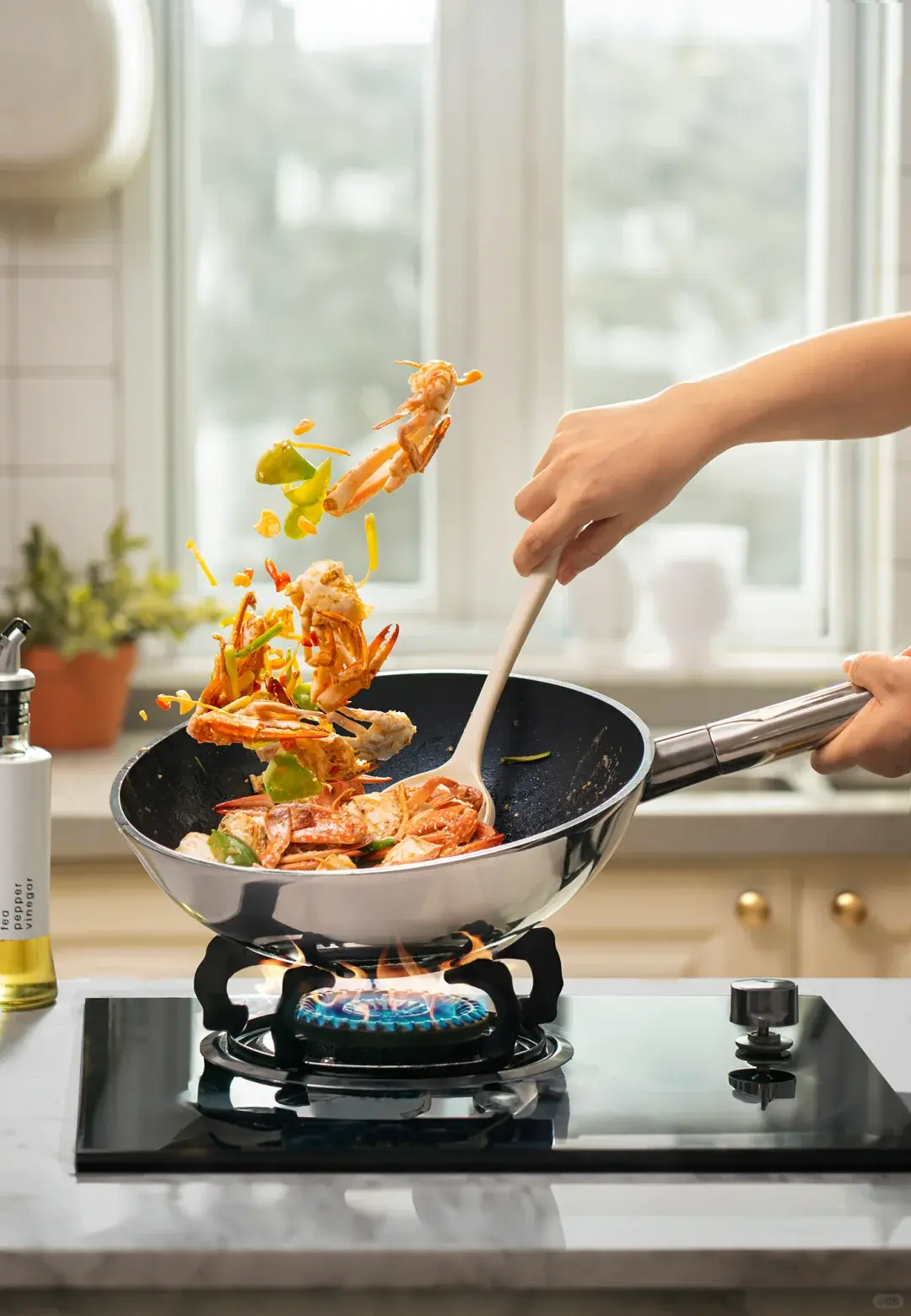 炒菜時最怕「滋啦」一聲，油星子跟亂竄的小彈珠似的四處飛濺，手上瞬間冒出紅印子，牆面、竈台也沾滿油污，事後清理起來費力又鬧心。（示意圖來源：小紅書網友）