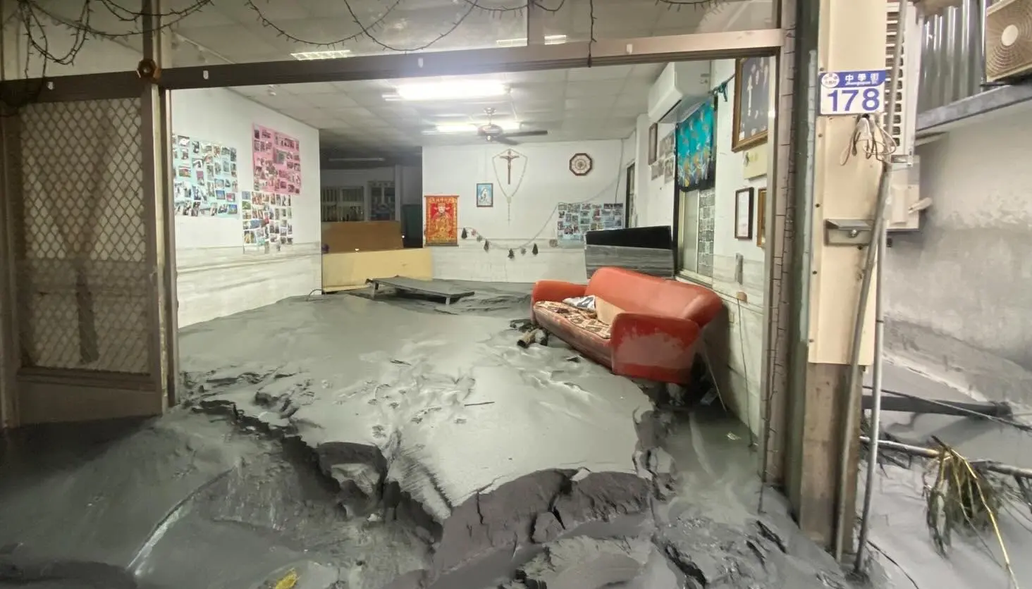 目前大水雖退，但路面布滿淤泥與土石，居民漏夜清理家園。​(圖：網絡截圖)