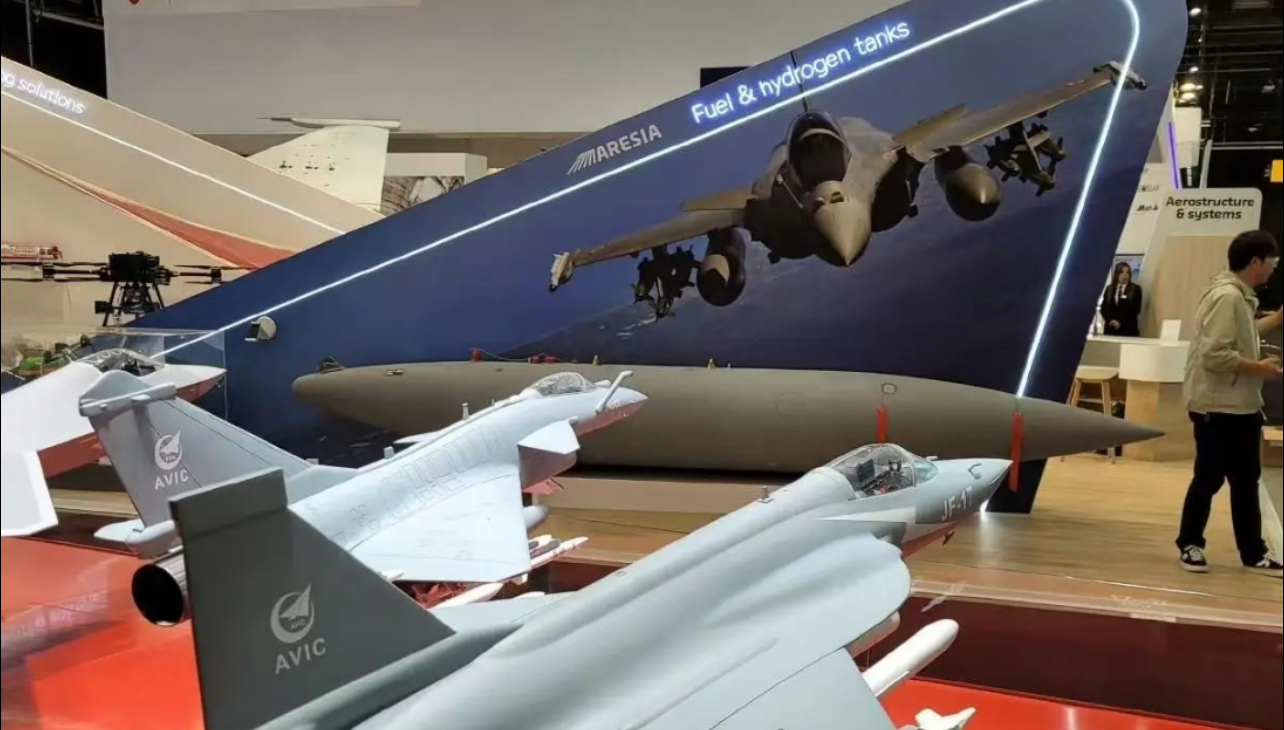 今年巴黎航展殲-10C展位「巧」對「陣風」。(網絡圖片)