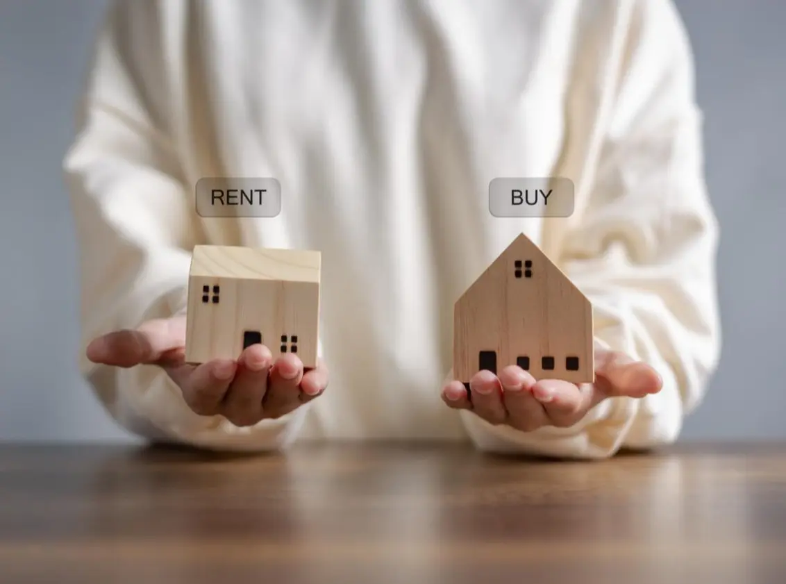 業主以舊單位換取一個全新的、價格相若的居屋單位，免卻處理巨額現金和複雜樓宇交易的煩惱，政府更表明無需補貼差價。 對於無意處理財務細節、希望盡快「上樓」重過安定生活的業主，特別是長者，此方案吸引力顯著。(圖：網絡截圖)