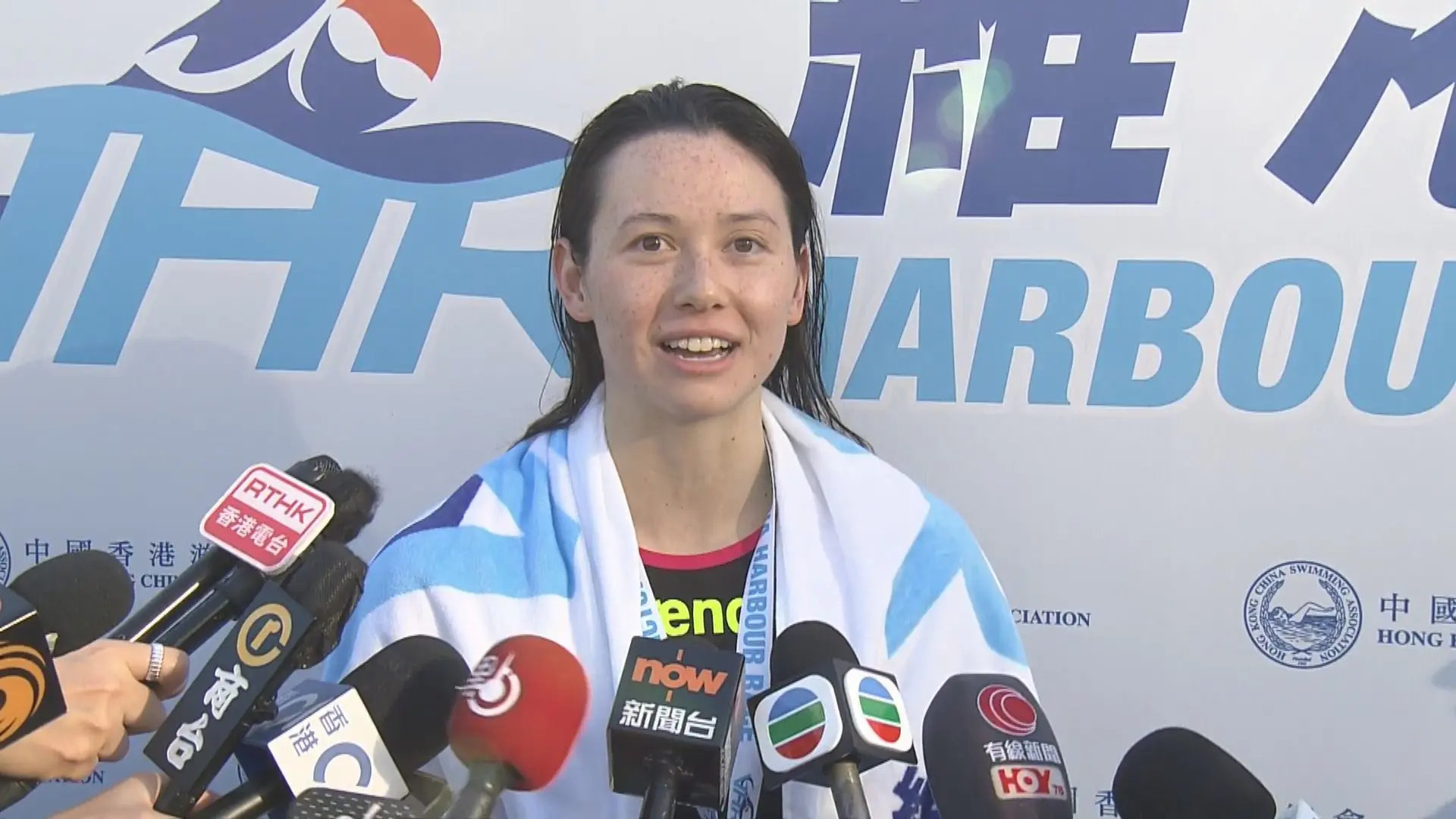 剛在全運會斬獲 2 金 2 銅的何詩蓓，此次趁在港的難得時機，與教練及隊友一同踏上維港泳的賽道。對於首次挑戰渡海泳，她賽後直言體驗很好但相當辛苦，與泳池比賽差別巨大。(圖：網絡截圖)