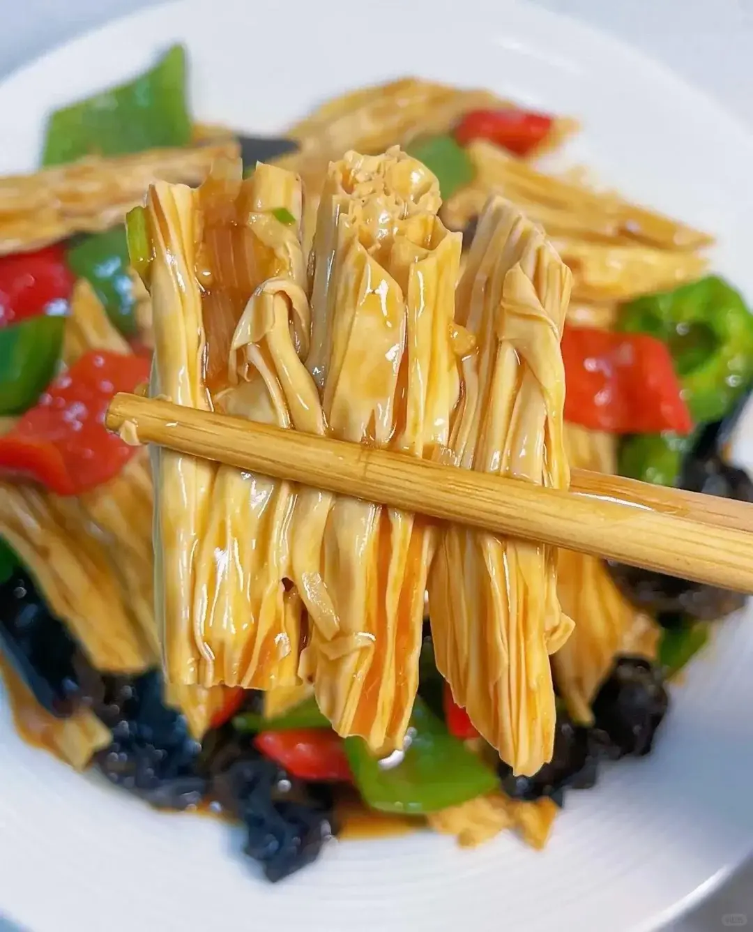 很多人泡腐竹要麼冷水太久外軟內硬，要麼開水一燙就爛。其實用溫水加少許小蘇打，再用重物壓住完全浸泡，20分鐘就能泡出勁道十足、久煮不爛的完美腐竹。（示意圖來源：小紅書網友）