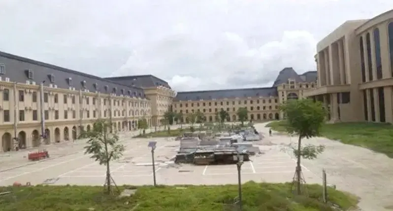 被查處關閉後的「8號電力詐騙園區」。（取材自揚子晚報/圖源：柬中時報）