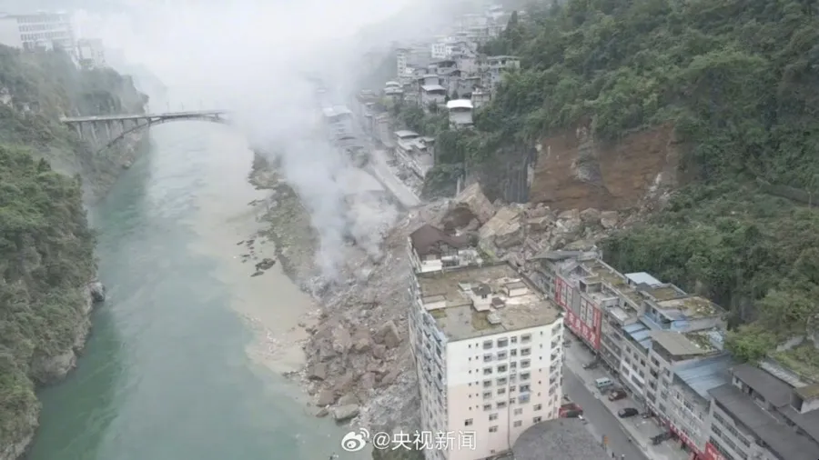 重慶彭水烏江三橋凌晨山體垮塌 多棟民房損毀有人員被埋最新傷亡救援進度的封面圖片