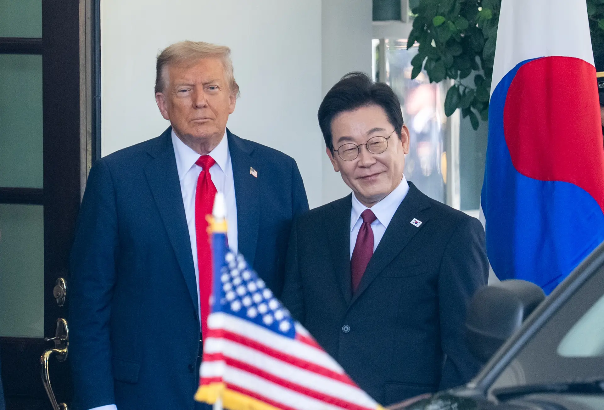 特朗普在乘機離開南韓時向記者重申,下令重啟核試是回應「其他國家」的測試行動,他提及美國核武庫規模領先,俄羅斯次之,中國則可能在 4 至 5 年內趕超。(圖:新華社)