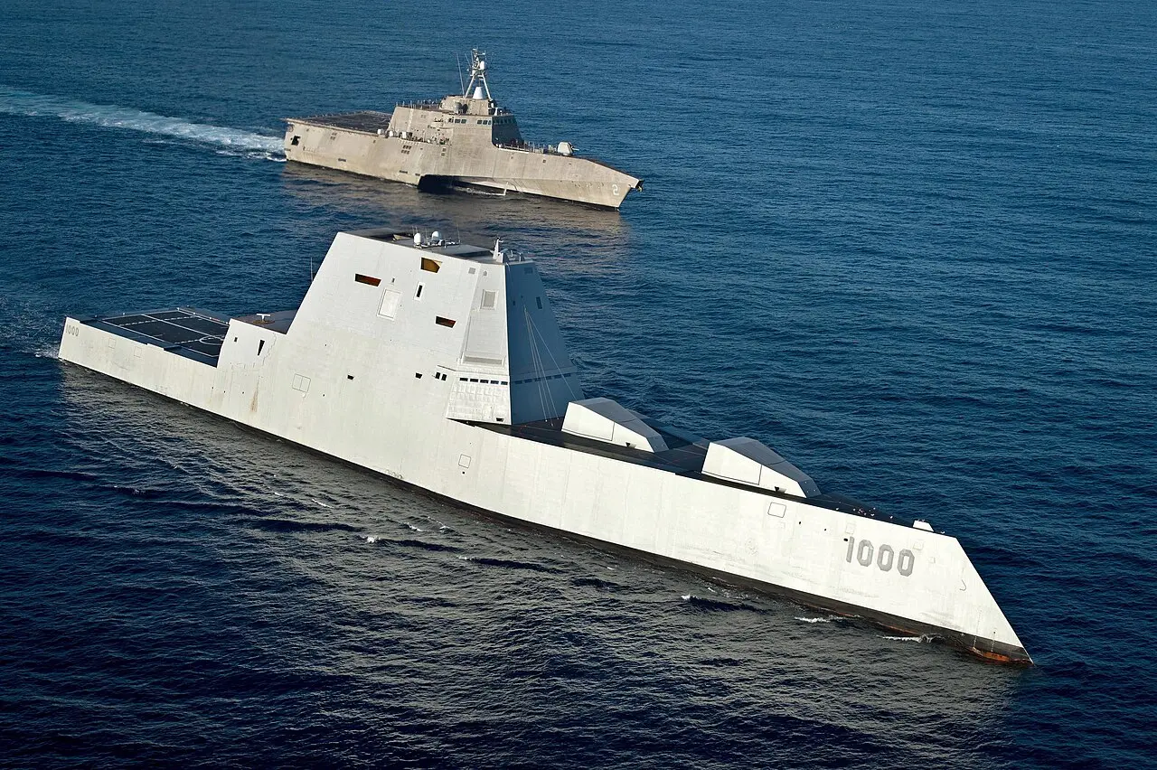 4 月 19 日，在 HII 英格爾斯造船廠，美軍「朱姆沃爾特」號驅逐艦（DDG-1000）艦上發生火災，導致三名水手受傷。(美國海軍)