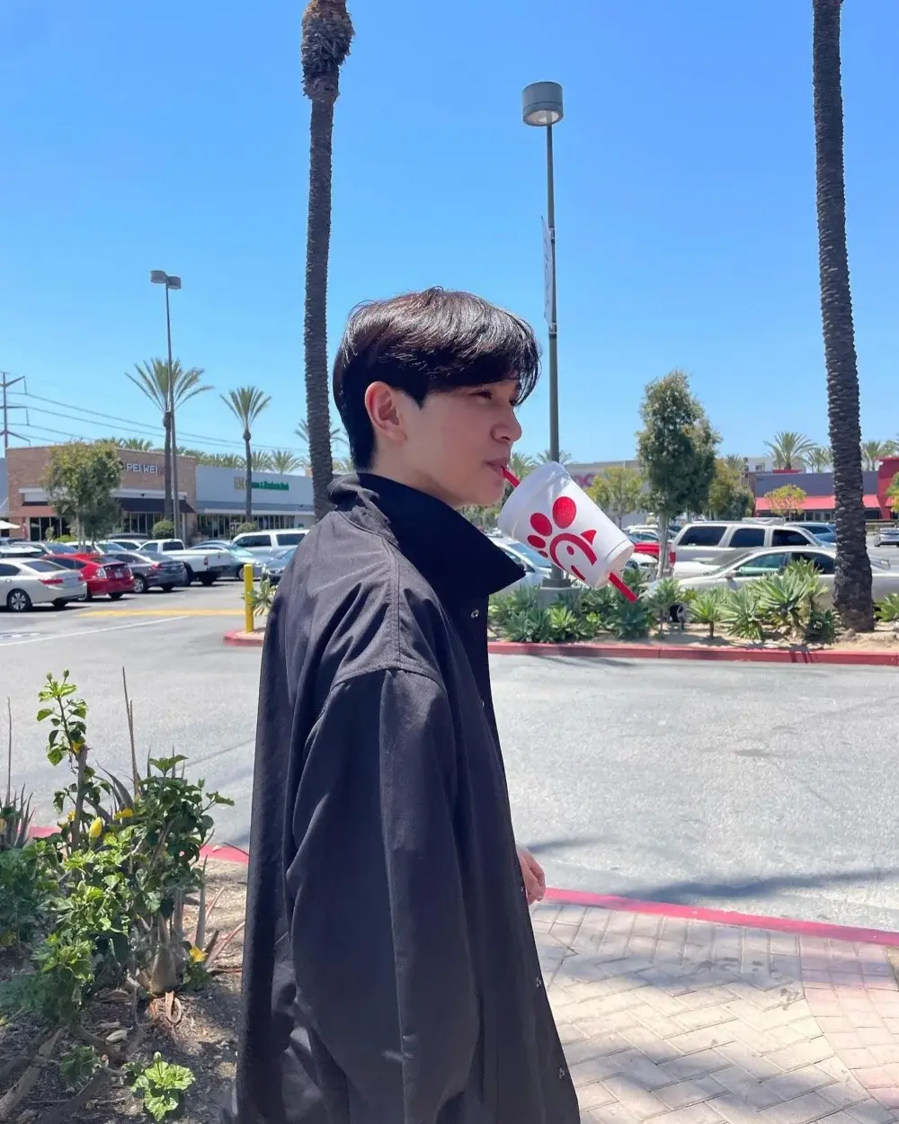 值得一提的是，張慕童今年暑期曾在內地歌唱類綜藝節目擔任幕後實習生，接觸行業運作，卻未流露出道意願。(圖：cheung_morton@IG)