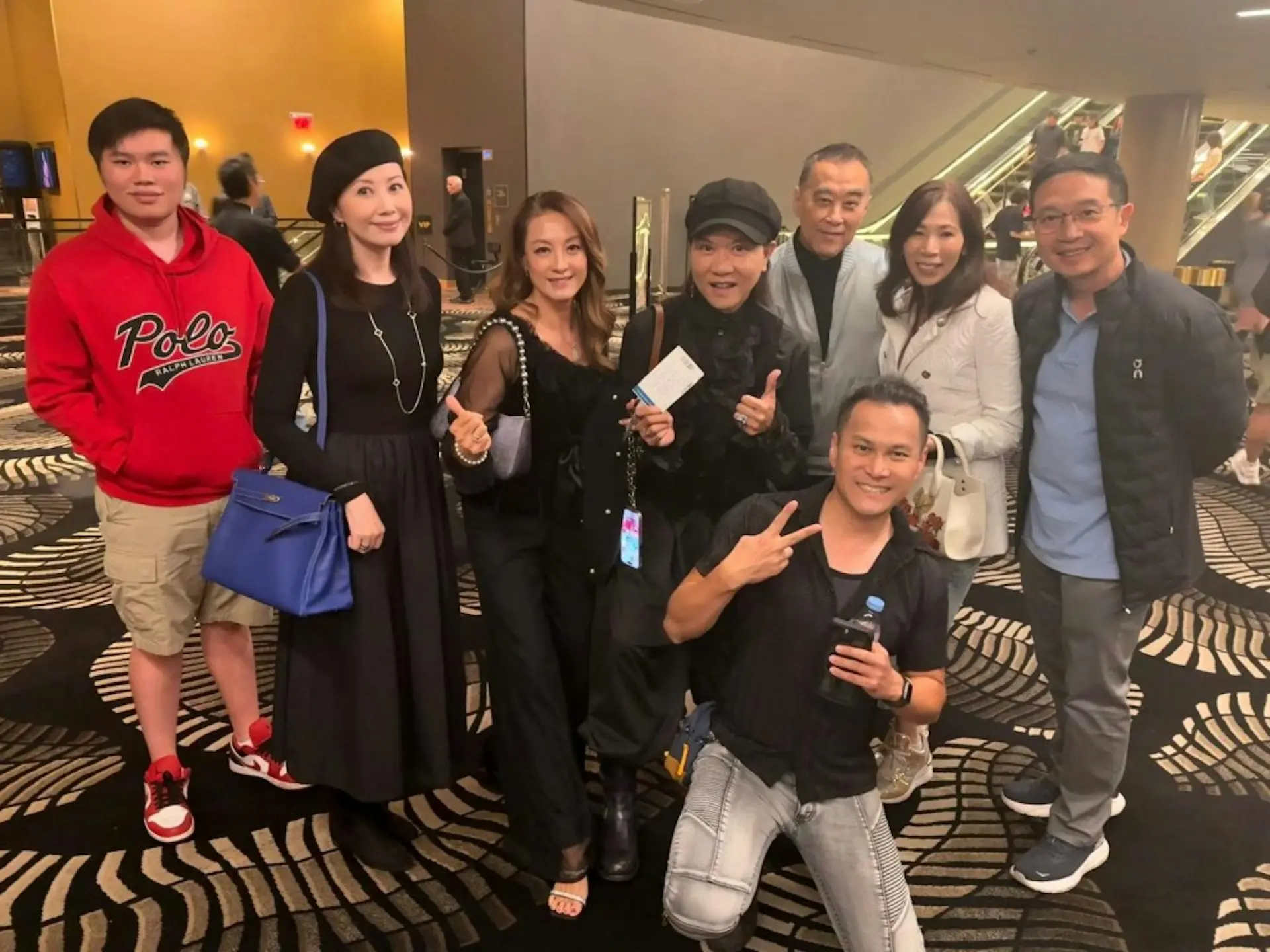 當日楊寶玲的兒子 Nathan 亦一同現身，已長成高大健碩的青年，宛如母親的「型男保鑣」。由於楊寶玲保養得宜，站在兒子身邊竟被網民指「似姊弟多過母子」，再次印證其「逆齡」功力。(圖：林穎嫺@FB)