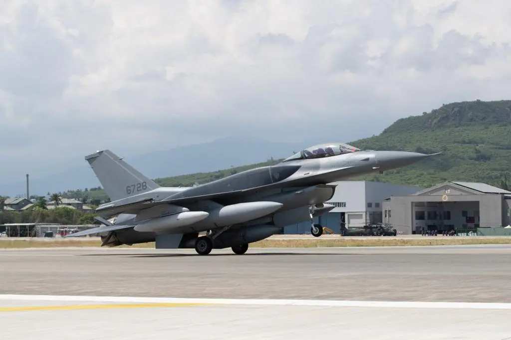 台首批2架單座F-16 BLK 70戰機昨日飛抵臺東志航基地。（軍聞社）