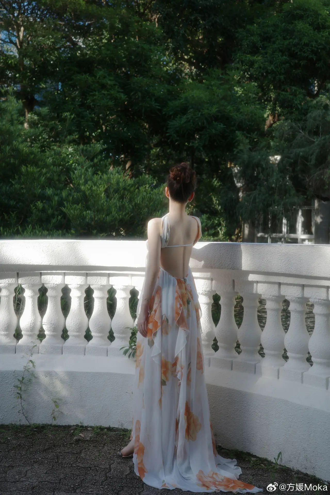 方媛的手腳和腰部依舊纖細，絲毫沒有出現孕期常見的水腫或走樣情況，狀態維持得近乎完美。(方媛微博)