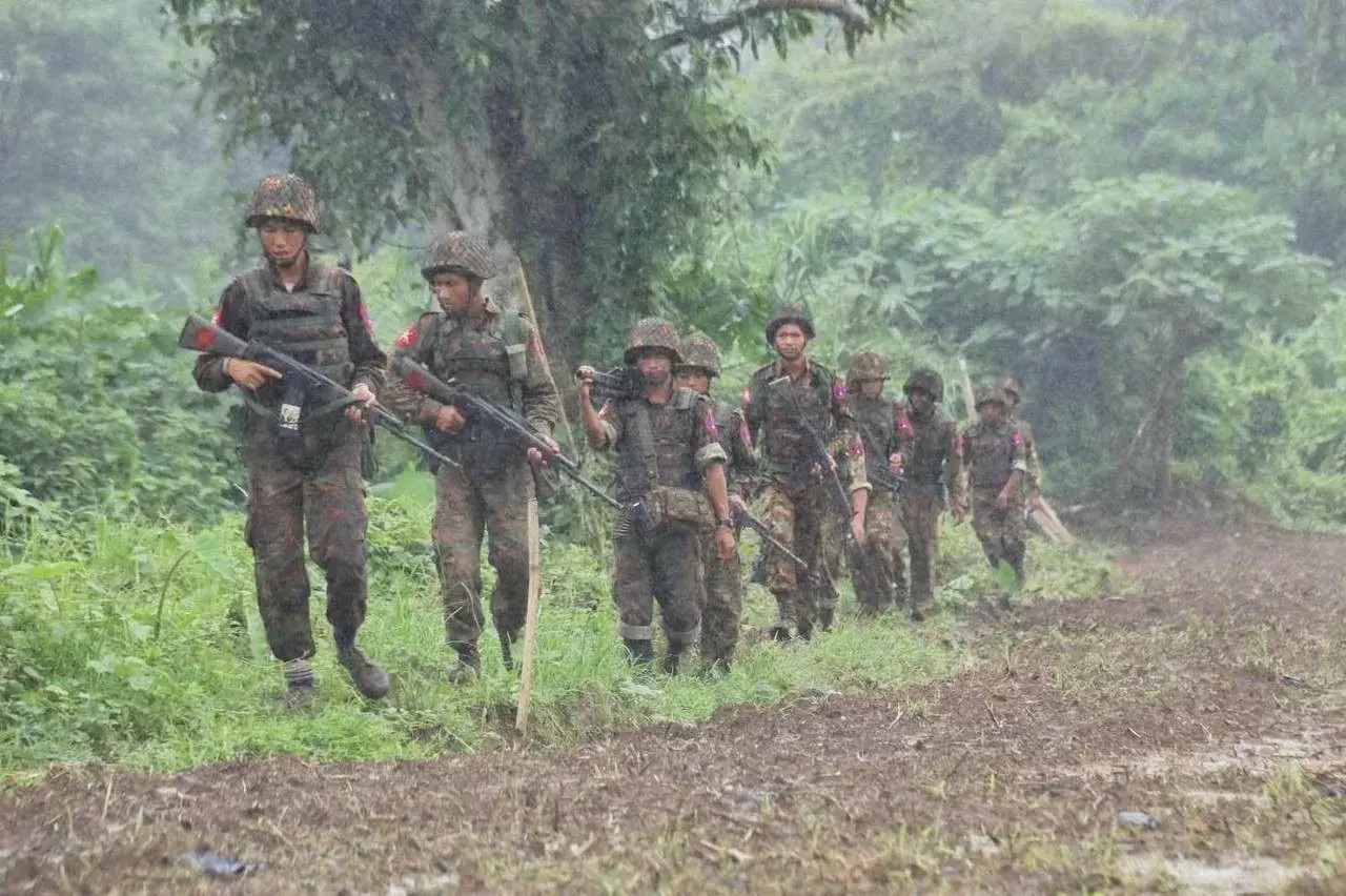 緬甸軍政府強制徵兵亂象加劇，兩年半逾10萬青年被強制入伍，出現親戚賣人補配額、官員誘騙青年從軍案例，富人買替身避役，底層淪為最大受害者。（示意圖來源：小紅書網友）
