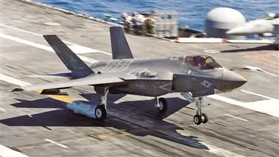 「卡爾·文森」號航母打擊群首次搭載F-35C「閃電II」戰斗機進行部署。 (中國國防報)