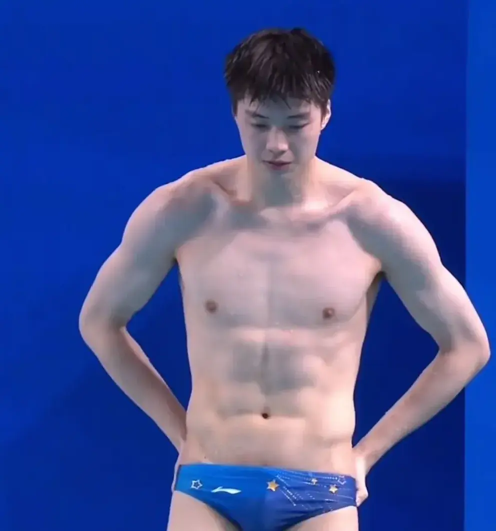 范逸個人亦屢創佳績，2025 年 7 月還與梅穎芯合作奪得世界大學生夏季運動會混合雙人三米板亞軍，早在 2016 年便獲國家體育總局授予「運動健將」稱號。​(圖：網絡擷取)