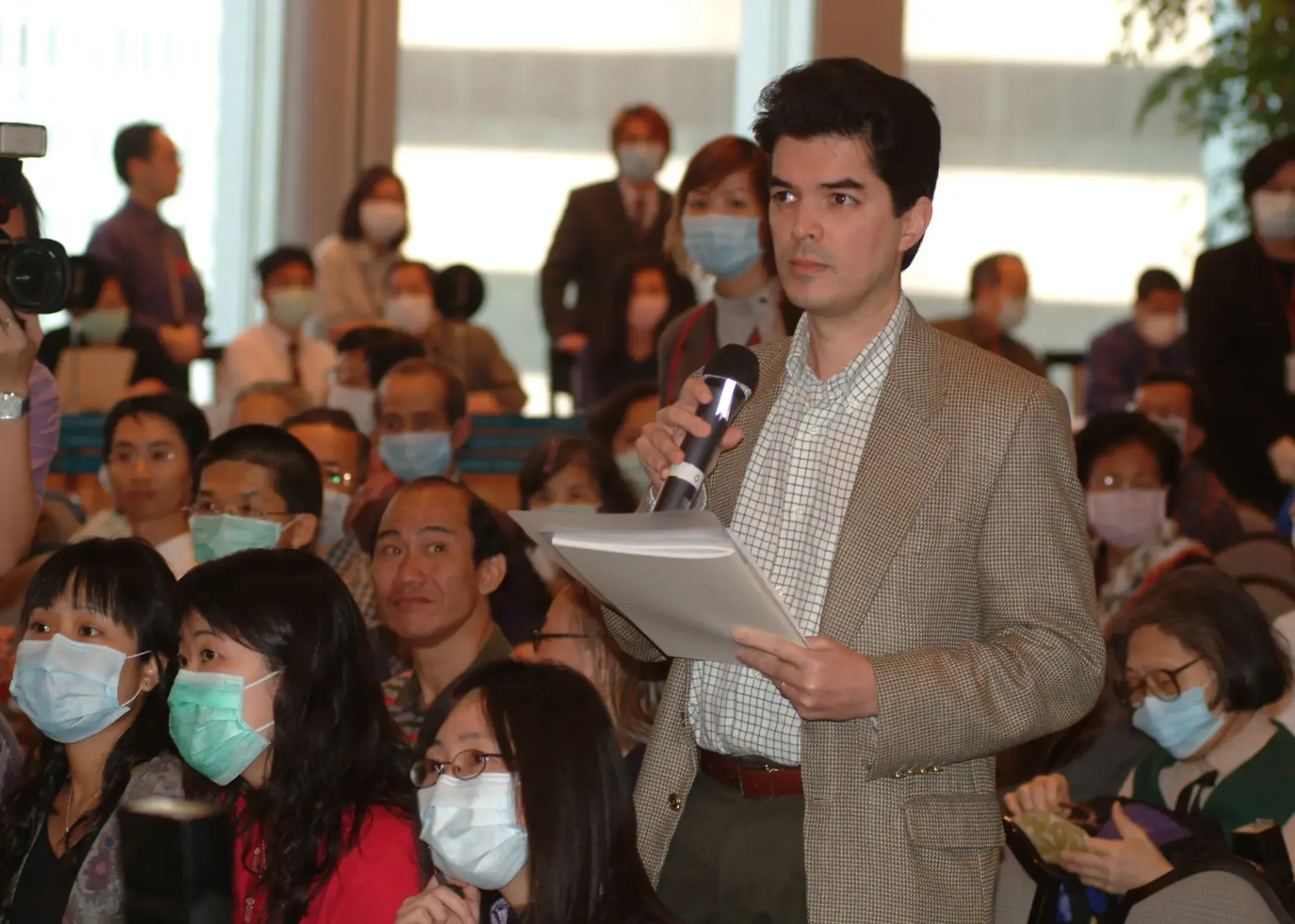 David Webb 1965年出生於英國倫敦，1986年畢業於牛津大學數學系，其後投身投資銀行界。1991年他來到香港發展，先後任職巴克萊及會德豐，1998年以32歲之齡實現財務自由並退休。(圖：網絡截圖)