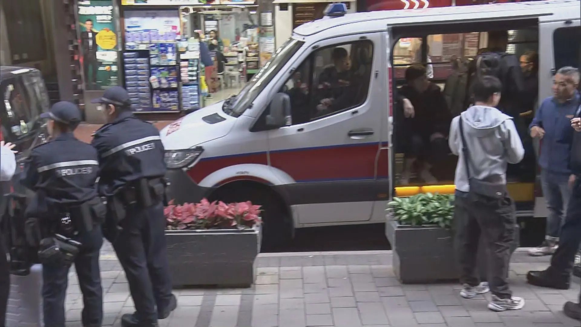 現場所見，大批港島總區重案組探員在涉案找換店及可疑車輛附近展開細緻調查，包括勘查店內現場、檢驗可疑車輛痕跡，並進入涉案七人車附近的一間學生宿舍進行調查，不排除搜集相關監控影片及目擊證人證言。(圖：網絡截圖)