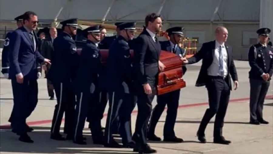 特朗普用總統專機運柯克靈柩 萬斯扶靈的封面圖片