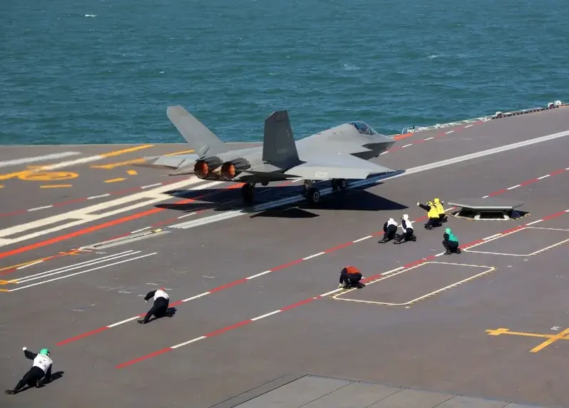 解放軍海軍9月22日公布三機在福建艦彈射與降落的細節。圖為殲-35艦載戰鬥機從福建艦上電磁彈射起飛。（新華社）