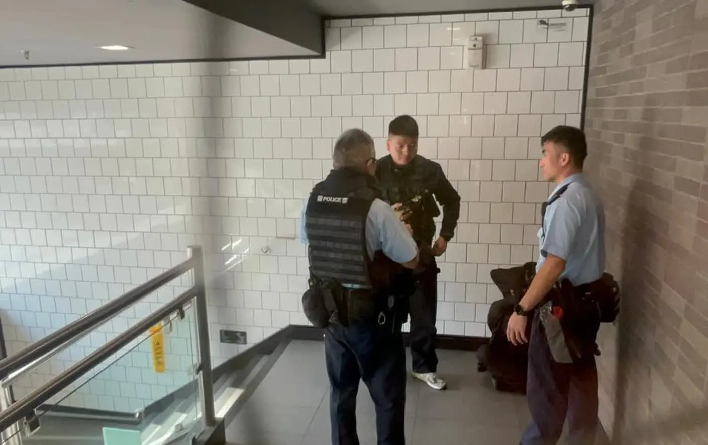 警方其後通報，被捕男子為36歲尼泊爾籍，持有香港身份證，與胞姐弟同住荃灣區，平日間中到地盤打散工，大部分時間流連荃灣區一帶。(圖：網上截圖)