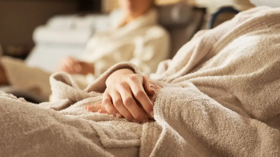 出浴後在休息區稍作休息，讓身體逐漸適應室外溫度，並立即穿上保暖衣物，避免受寒。